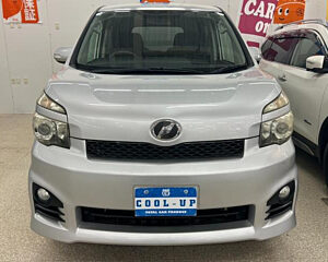 TOYOTA VOXY 2010