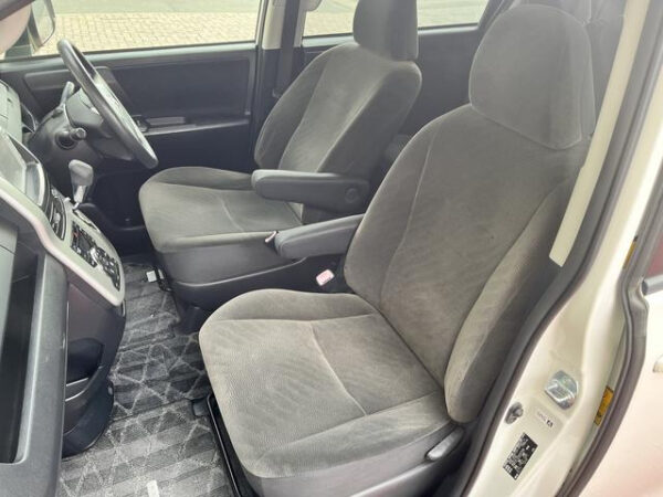 TOYOTA VOXY 2010 - Image 6
