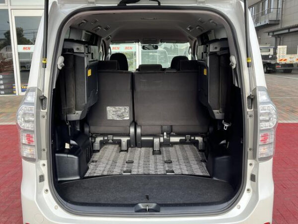 TOYOTA VOXY 2010 - Image 2