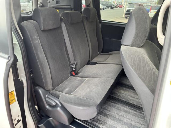 TOYOTA VOXY 2010 - Image 5
