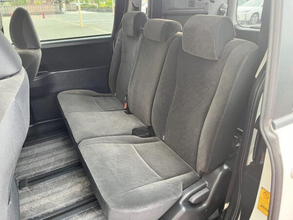 TOYOTA VOXY 2010 - Image 4