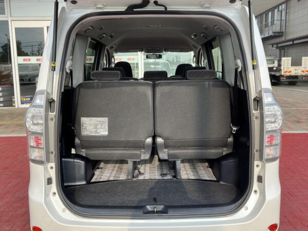 TOYOTA VOXY 2010 - Image 3