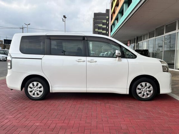 TOYOTA VOXY 2010 - Image 14