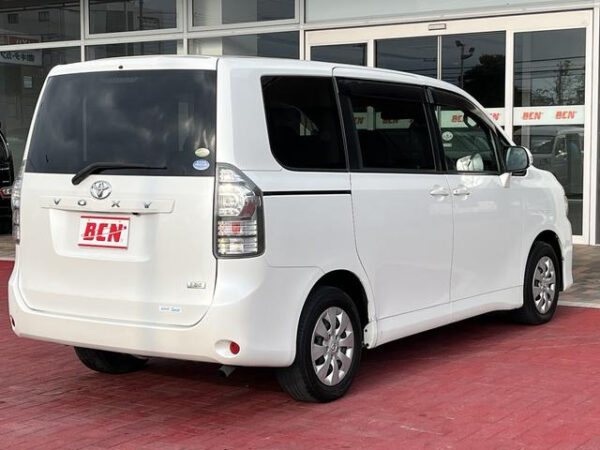 TOYOTA VOXY 2010 - Image 12
