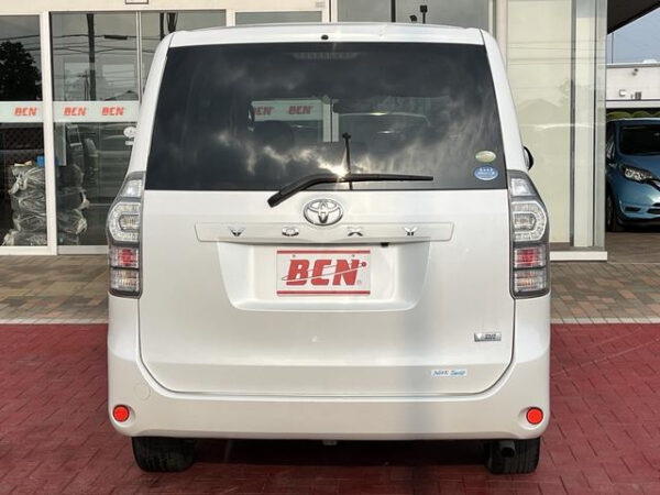 TOYOTA VOXY 2010 - Image 11