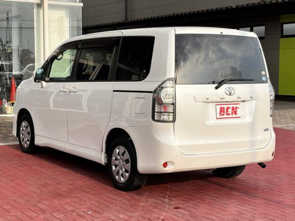 TOYOTA VOXY 2010 - Image 10