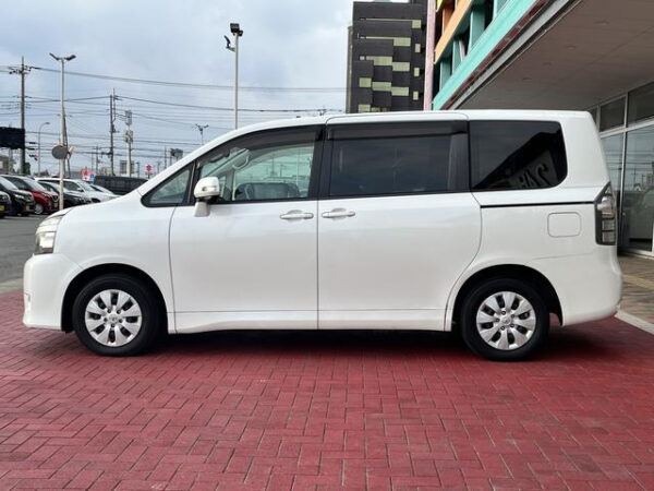 TOYOTA VOXY 2010 - Image 9