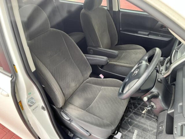 TOYOTA VOXY 2010 - Image 8