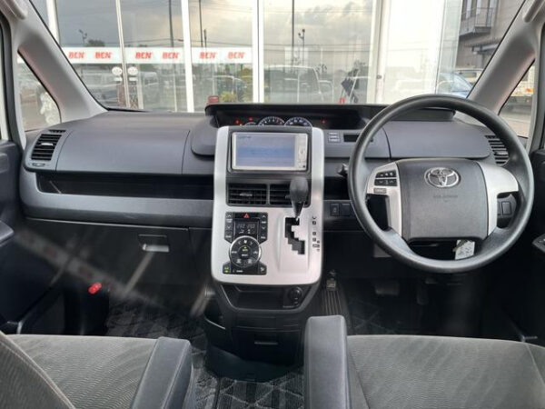 TOYOTA VOXY 2010 - Image 7